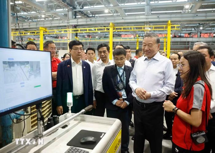 Tổng Bí thư, Chủ tịch nước Tô Lâm thăm Trung tâm Thử nghiệm Đường sắt Singapore. (Ảnh: Thống Nhất/TTXVN)