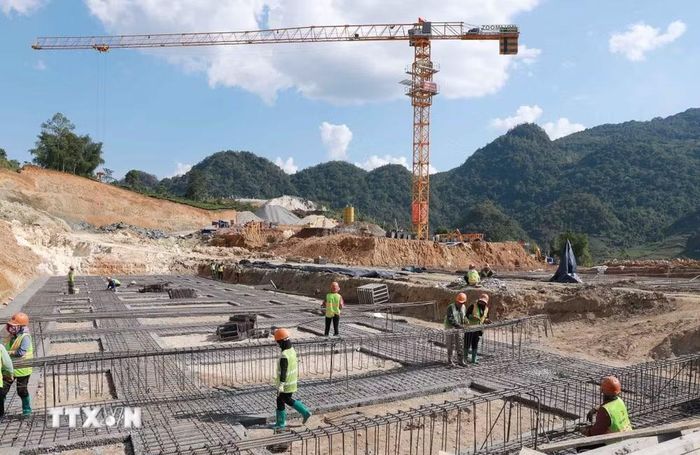 Trường Phổ thông nội trú liên cấp Tiểu học và Trung học cơ sở Sin Suối Hồ đang gấp rút hoàn thiện các hạng mục. (Ảnh: Quý Trung/TTXVN)