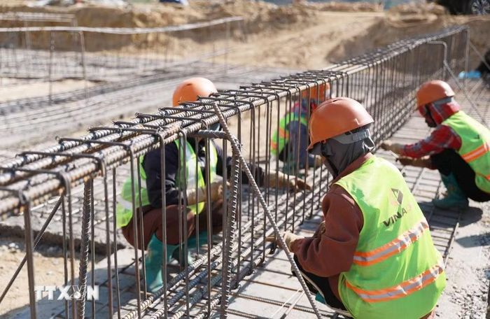 Đơn vị thi công tập trung nhân lực thi công xong móng Trường phổ thông nội trú liên cấp Tiểu học và Trung học cơ sở Sin Suối Hồ lên cốt 0 trước mùa mưa. (Ảnh: Quý Trung/TTXVN)