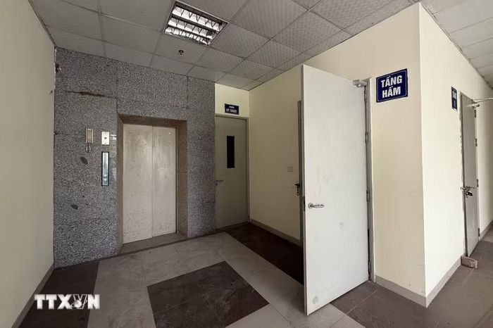 Hệ thống cửa cách nhiệt tại tầng hầm được trang bị đầy đủ, đáp ứng yêu cầu khi hỏa hoạn xảy ra. (Ảnh: Quốc Khánh/TTXVN)