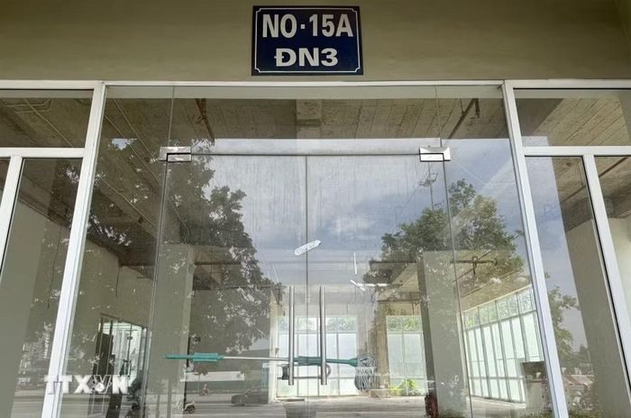 Sảnh ra vào chính của tòa nhà NO15A (DDB3) được khóa chốt trong, chưa có đơn vị đến thuê kinh doanh dịch vụ vì có quá ít hộ dân đến ở. (Ảnh: Quốc Khánh/TTXVN)