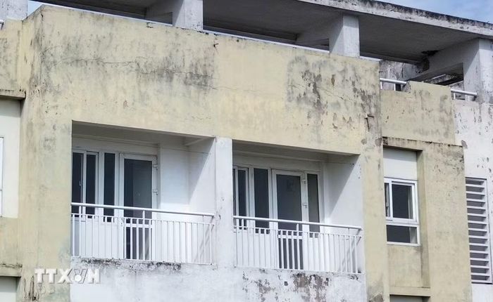 Qua thời gian, hệ thống sơn bề ngoài các tòa nhà có dấu hiệu bong tróc, cần được sơn lại khi đưa vào sử dụng. (Ảnh: Quốc Khánh/TTXVN)