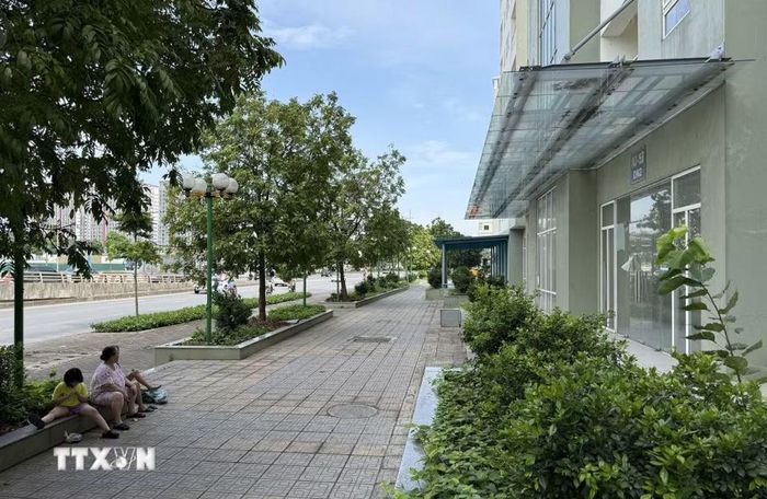 Số căn hộ này dự kiến được bố trí cho các hộ dân thuộc diện bị giải tỏa phục vụ cho dự án đầu tư xây dựng cầu Tứ Liên và cầu Trần Hưng Đạo bắc qua sông Hồng. (Ảnh: Quốc Khánh/TTXVN)
