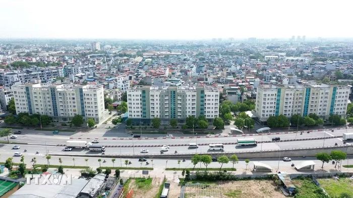 Sở Xây dựng Hà Nội đề xuất điều chuyển hơn 140 căn hộ trống tại các tòa NO15A, NO15C, NO16A và NO16B cho UBND phường Hồng Hà quản lý. Số căn hộ này dự kiến được bố trí cho các hộ dân thuộc diện bị giải tỏa phục vụ cho dự án đầu tư xây dựng cầu Tứ Liên và cầu Trần Hưng Đạo bắc qua sông Hồng. (Ảnh: Quốc Khánh/TTXVN)