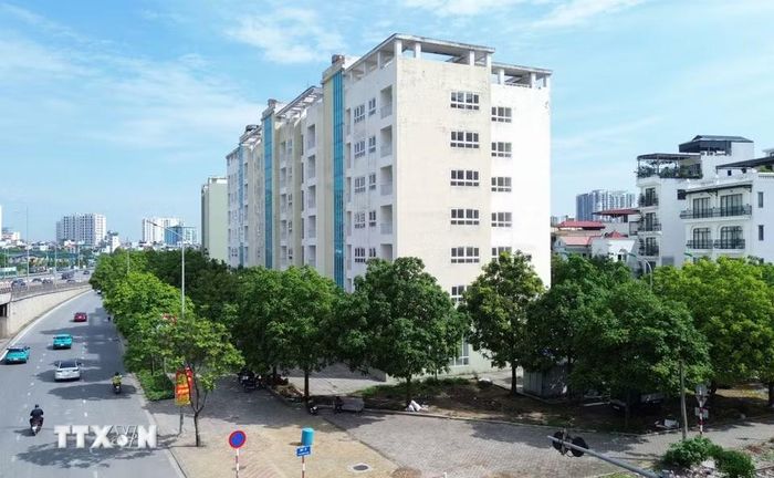Xung quanh các khu nhà có mật độ cây xanh khá cao, đảm bảo điều kiện sống tốt nhất cho cư dân. (Ảnh: Quốc Khánh/TTXVN)