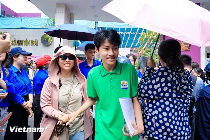 Sỹ tử rạng rỡ rời khỏi điểm thi trường Trung học cơ sở Nguyễn Trãi (Giảng Võ, Hà Nội) sau bài thi môn Ngoại Ngữ. (Ảnh: Hoài Nam/Vietnam+)