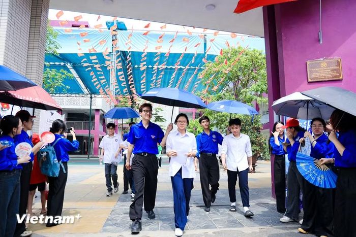 Những bạn có học lực khá, giỏi hoàn toàn có thể tự tin đạt điểm 9, 10, trong khi các bạn học lực trung bình cũng dễ dàng nắm chắc điểm trung bình khá trong tay. (Ảnh: Hoài Nam/Vietnam+)