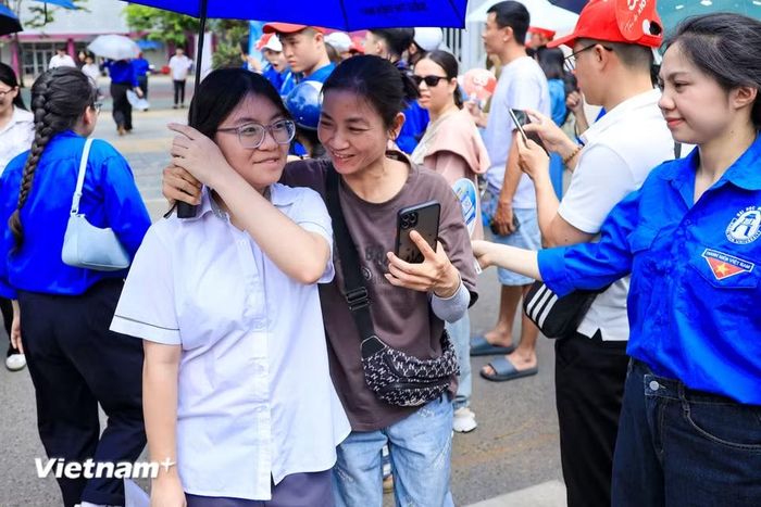 Niềm vui của sỹ tử sau khi hoàn thành ngày thi đầu tiên. (Ảnh: Hoài Nam/Vietnam+)