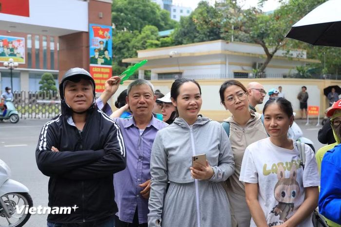 Sau 60 phút làm bài thi Ngoại ngữ, các ánh mắt của phụ huynh luôn ngóng về phía cánh cổng trường mong chờ các sỹ tử. (Ảnh: Hoài Nam/Vietnam+)