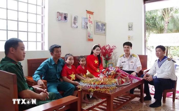 Cùng với gia đình, các lực lượng vũ trang trên các đảo đặc khu Trường Sa cùng chuẩn bị quà tặng và chương trình cho thiếu nhi nhân ngày 1/6. (Ảnh: TTXVN phát)