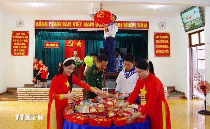Gia đình quân dân trên đảo Trường Sa, đặc khu Trường Sa, tỉnh Khánh Hòa chuẩn bị quà và bánh kẹo tặng cho các cháu thiếu nhi vào ngày Quốc tế thiếu nhi 1/6. (Ảnh: TTXVN phát)