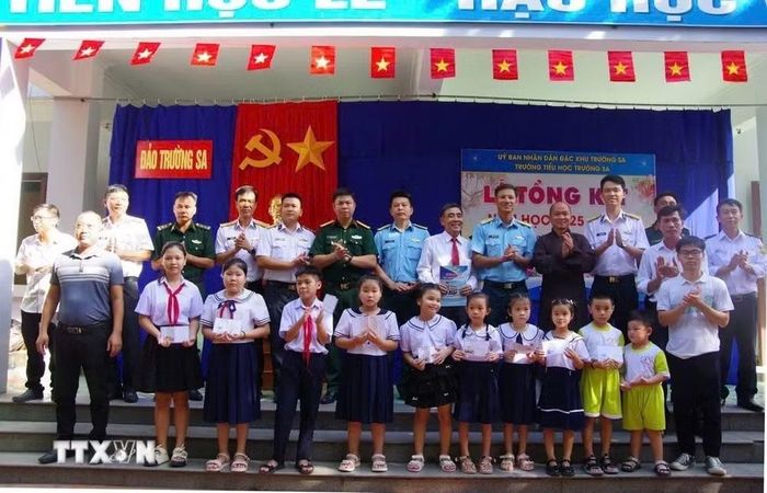 Trao giấy khen tổng kết năm học 2025-2026 cho học sinh ở đảo Trường Sa. (Ảnh: TTXVN phát)