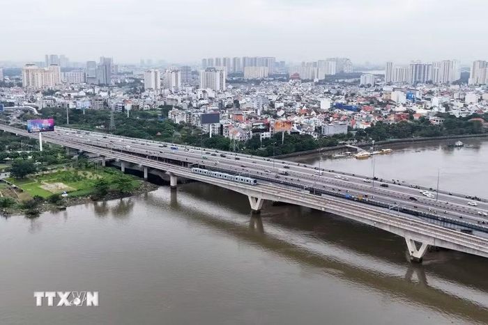 Tàu Metro tuyến số 1 qua cầu Sài Gòn hướng về trung tâm Thành phố Hồ Chí Minh. (Ảnh: Hồng Đạt/TTXVN)