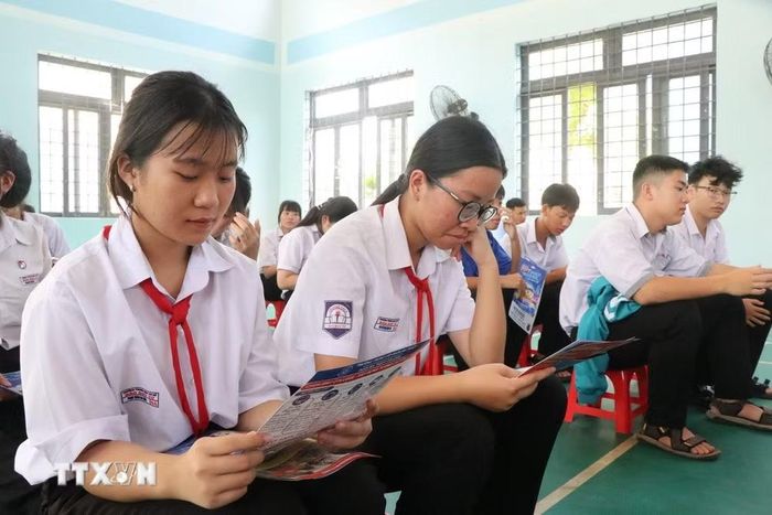 Học sinh tại Đắk Lắk quan tâm, tìm hiểu chương trình đào tạo nghề kết hợp học văn hóa. (Ảnh: Nguyên Dung/TTXVN)