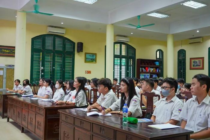 Học sinh Trường Trung học phổ thông chuyên Chu Văn An, Hà Nội tham gia buổi hướng nghiệp đầu năm học. (Ảnh: NTCC)