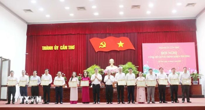 Các tập thể nhận Bằng khen của Chủ tịch UBND TP Cần Thơ vì có thành tích tiêu biểu trong công tác lãnh đạo, chỉ đạo, tham mưu triển khai và tổ chức thực hiện chính quyền địa phương 2 cấp. (Ảnh: Ngọc Thiện/TTXVN)