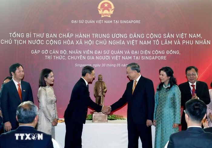 Tổng Bí thư, Chủ tịch nước Tô Lâm tặng bức tượng Chủ tịch Hồ Chí Minh cho Đại sứ quán Việt Nam tại Singapore. (Ảnh: Thống Nhất/TTXVN)