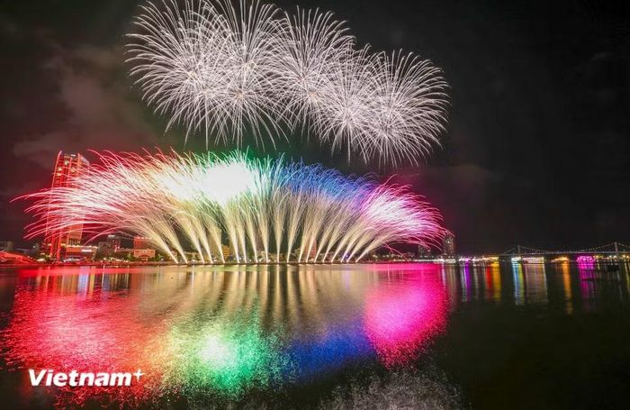 Màn pháo hoa tuyệt đẹp chào mừng Lễ hội gây ấn tượng mạnh cho khán giả. (Ảnh: PV/Vietnam+)