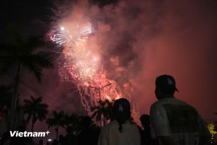Hàng chục ngàn khán giả vỡ òa cảm xúc, ngước nhìn bầu trời đêm rực sáng với hàng ngàn bông pháo huyền ảo. (Ảnh: Thanh Phong/Vietnam+)