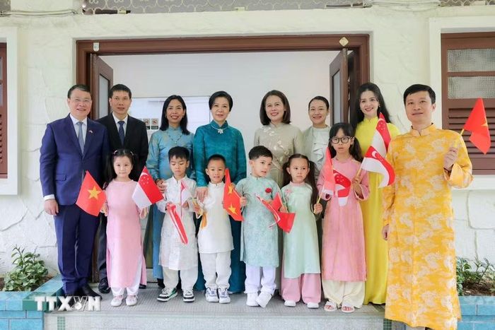 Phu nhân Ngô Phương Ly thăm lớp học Lạc Hồng vào sáng 30/5. (Ảnh: TTXVN phát)