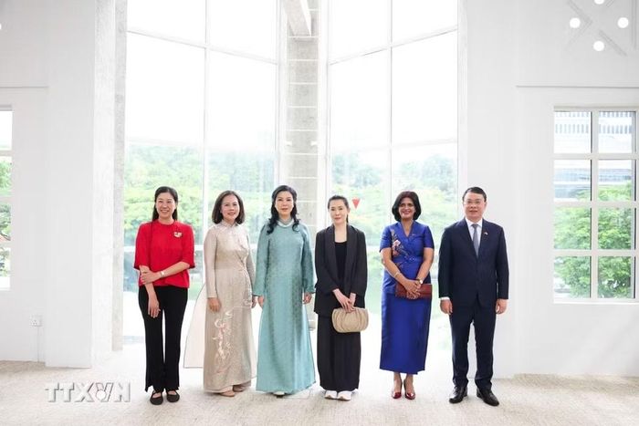 Chiều 30/5, Phu nhân Ngô Phương Ly cùng bà Loo Tze Lui, Phu nhân Thủ tướng Singapore Lawrence Wong thăm Temasek Shophouse, một trung tâm tạo tác động xã hội của Singapore. (Ảnh: TTXVN phát)