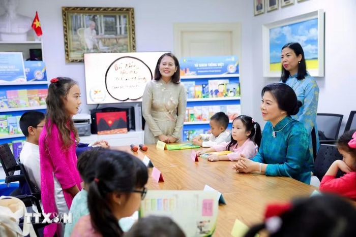 Phu nhân Ngô Phương Ly thăm lớp học Lạc Hồng vào sáng 30/5. (Ảnh: TTXVN phát)