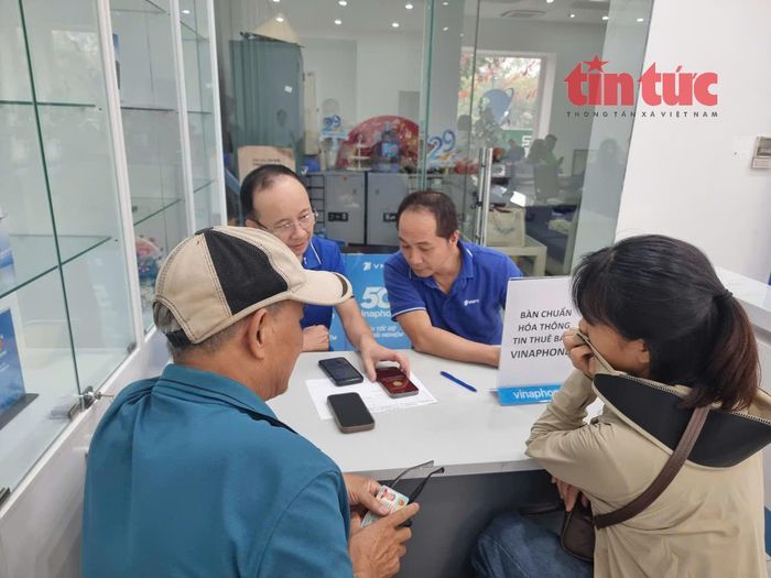 Người dân làm thủ tục sang nhượng lại hợp đồng và xác thực thông tin thuê bao chính chủ.