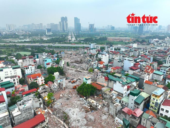 Tại khu vực Cổ Nhuế - Phạm Văn Đồng (phường Đông Ngạc), công tác giải phóng mặt bằng phục vụ thi công đường Tây Thăng Long và hầm chui đang được gấp rút triển khai.