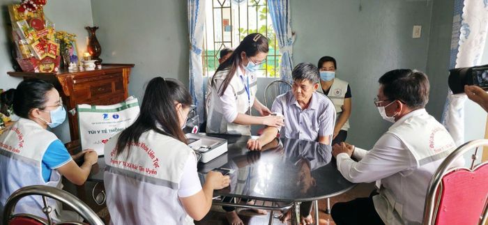 Đội chăm sóc sức khỏe liên tục gắn với địa bàn dân cư xã Bắc Tân Uyên tới tận nhà khám sức khỏe cho người dân.
