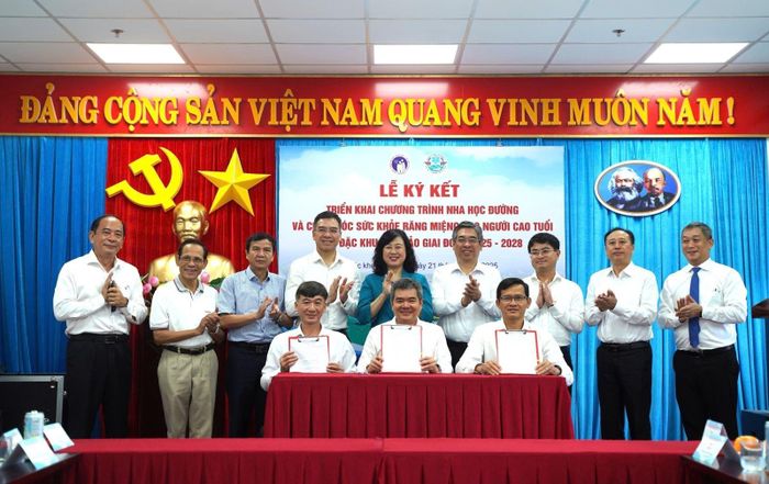 Bộ trưởng Y tế Đào Hồng Lan và lãnh đạo Thành phố Hồ Chí Minh chứng kiến lễ ký kết triển khai Chương trình Nha học đường theo mô hình trường - trạm và Chăm sóc sức khỏe răng miệng cho người cao tuổi tại Côn Đảo giai đoạn 2025-2028.