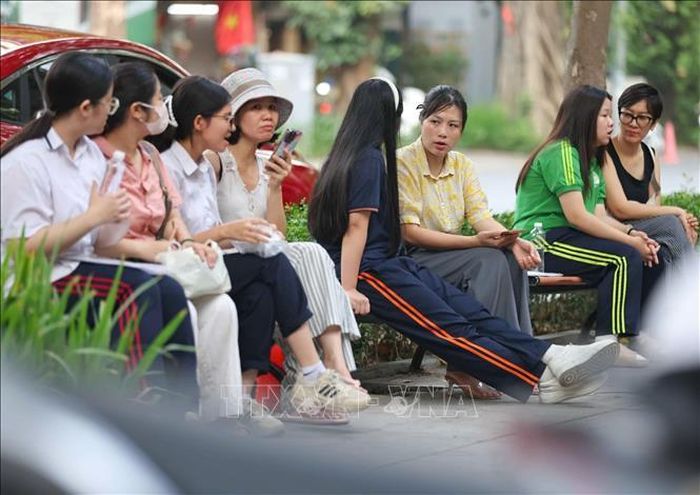 Người thân động viên thí sinh vững tin, làm tốt bài thi.