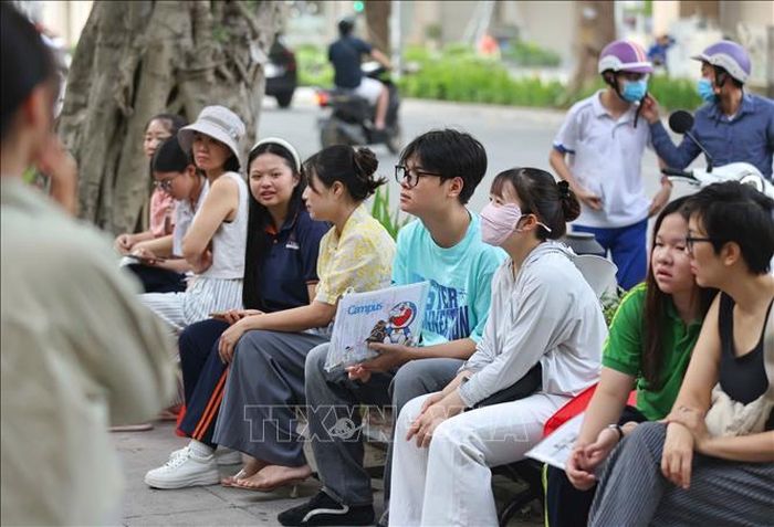 Người thân động viên thí sinh vững tin, làm tốt bài thi.