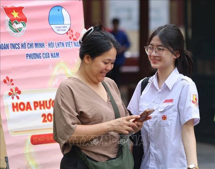 Thí sinh tới điểm thi Trường THPT Trần Phú - Hoàn Kiếm từ rất sớm để dự thi môn đầu tiên.