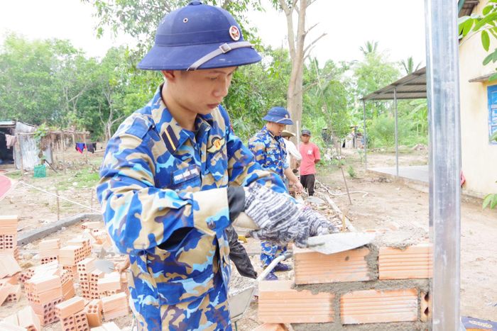 Một số học viên tỏ ra rất chuyên nghiệp trong việc xây dựng. Ảnh: Huy Tứ