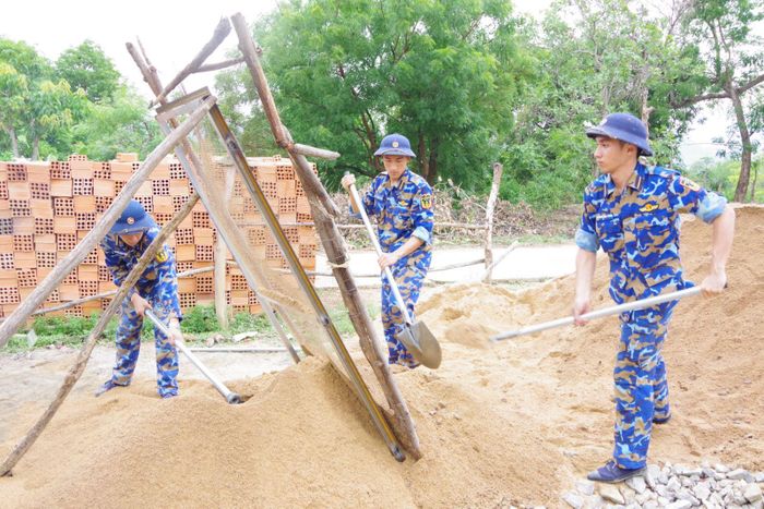 Các học viên sàng cát dưới thời tiết nắng hè oi ả. Ảnh: Huy Tứ