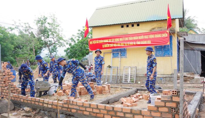 Thời tiết nắng nóng, nhưng các học viên vẫn quyết tâm hoàn thành nhiệm vụ. Ảnh: Huy Tứ