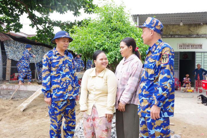 Cán bộ Học viện Hải quân hỏi thăm gia đình chính sách được xây dựng nhà ở. Ảnh: Huy Tứ