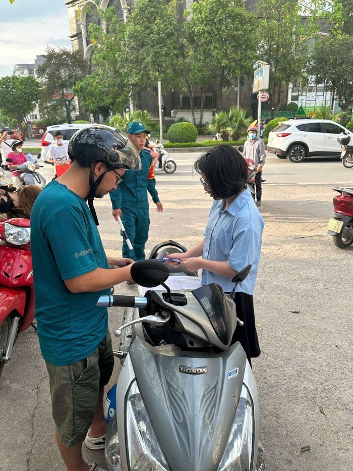 Thí sinh kiểm tra giấy tờ trước khi vào điểm thi.