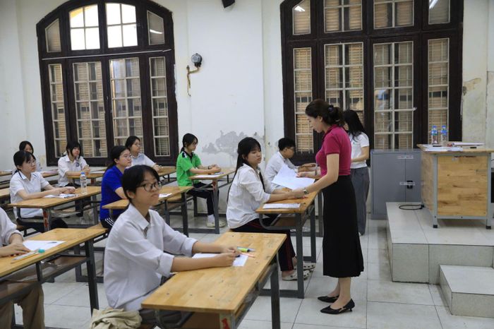 Thí sinh bắt đầu nhận giấy và làm bài.