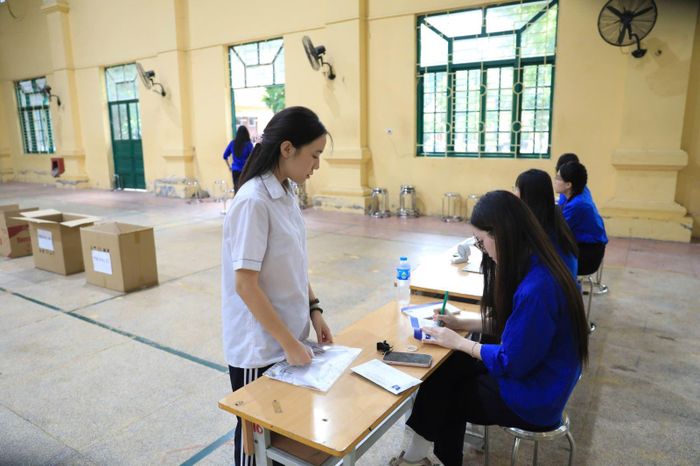 Khu vực gửi đồ tại điểm thi THPT Phan Đình Phùng.