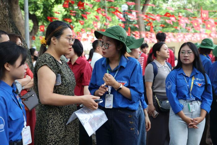 Tình nguyện viên sẵn sàng hỗ trợ người nhà.