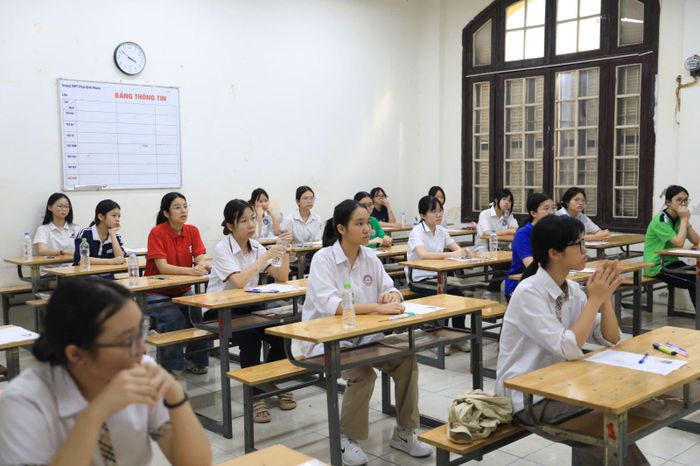 Thí sinh ổn định phòng thi và nghe quy chế một lần nữa.