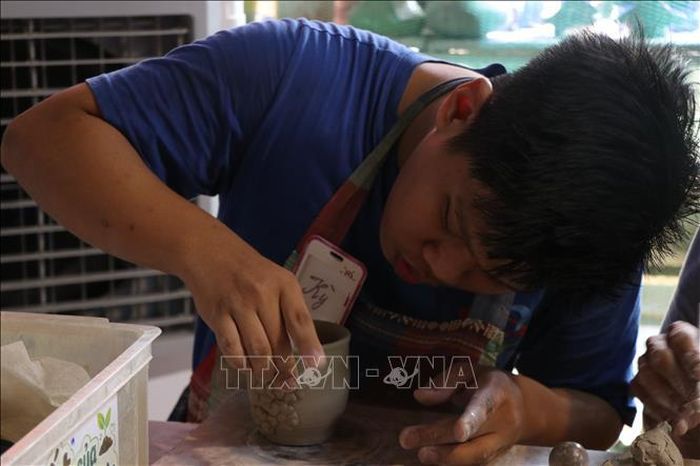 Học viên Trung tâm Hy vọng Huế học làm gốm.