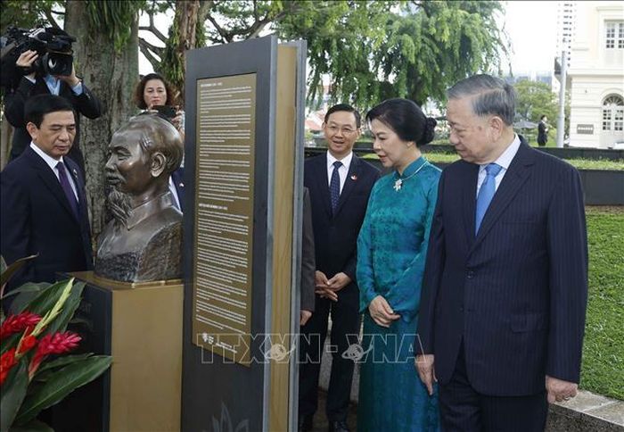 Tổng Bí thư, Chủ tịch nước Tô Lâm và Phu nhân cùng đoàn đại biểu cấp cao Việt Nam bên tượng đài Chủ tịch Hồ Chí Minh tại Bảo tàng Văn minh Châu Á. Ảnh: Thống Nhất/TTXVN