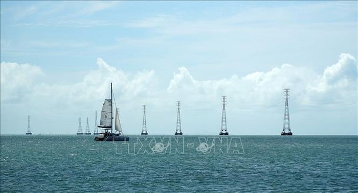 Thuyền buồm phục vụ khách du lịch trên vùng biển Phú Quốc (An Giang).