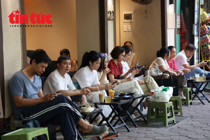 Các quán nước xung quanh điểm thi trở thành nơi nghỉ tạm của phụ huynh trong thời gian chờ con.