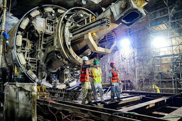 Robot TBM hoàn thành hành trình khoan hầm đoạn ngầm tuyến Metro Nhổn - Ga Hà Nội và đang được tháo dỡ tại ga S12.
