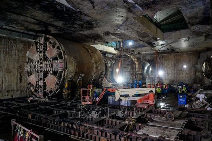 Robot TBM hoàn thành hành trình khoan hầm đoạn ngầm tuyến Metro Nhổn - Ga Hà Nội và đang được tháo dỡ tại ga S12.