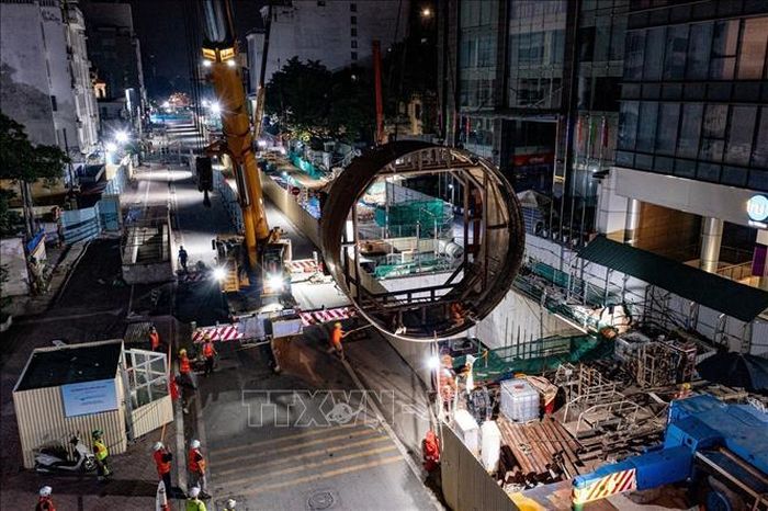 Công tác cẩu lắp, tháo dỡ robot TBM được thực hiện xuyên đêm nhằm bảo đảm tiến độ dự án.