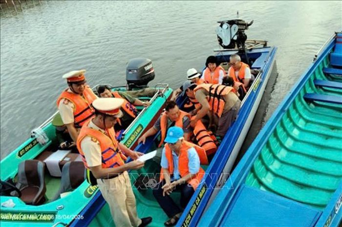 Công an tỉnh Cà Mau tăng cường kiểm tra xử lý đảm bảo an toàn giao thông thủy. Ảnh: TTXVN phát